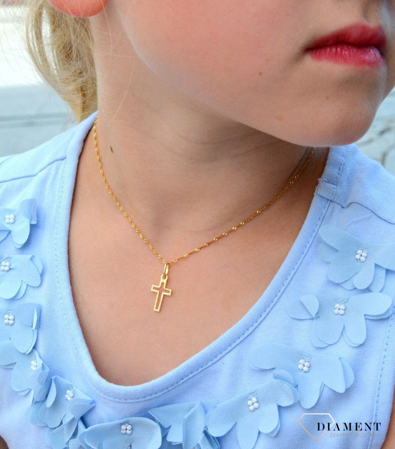 Złota zawieszka, delikatnie grawerowany krzyżyk ZA 1481 333. Efektowny delikatny krzyżyk wykonano z żółtego złota wysokiej próby 333. Grawerowana zawieszka. Krzyżyk złoty. Złoty krzyżyk zawieszka..jpg